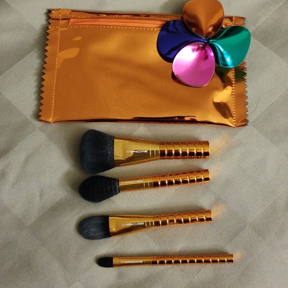 MAC shiny pretty things brush set